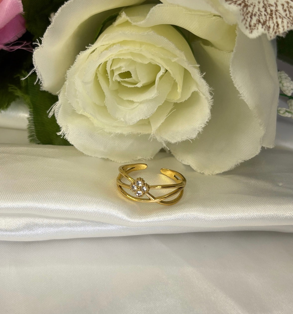 Bague à strass et trèfle