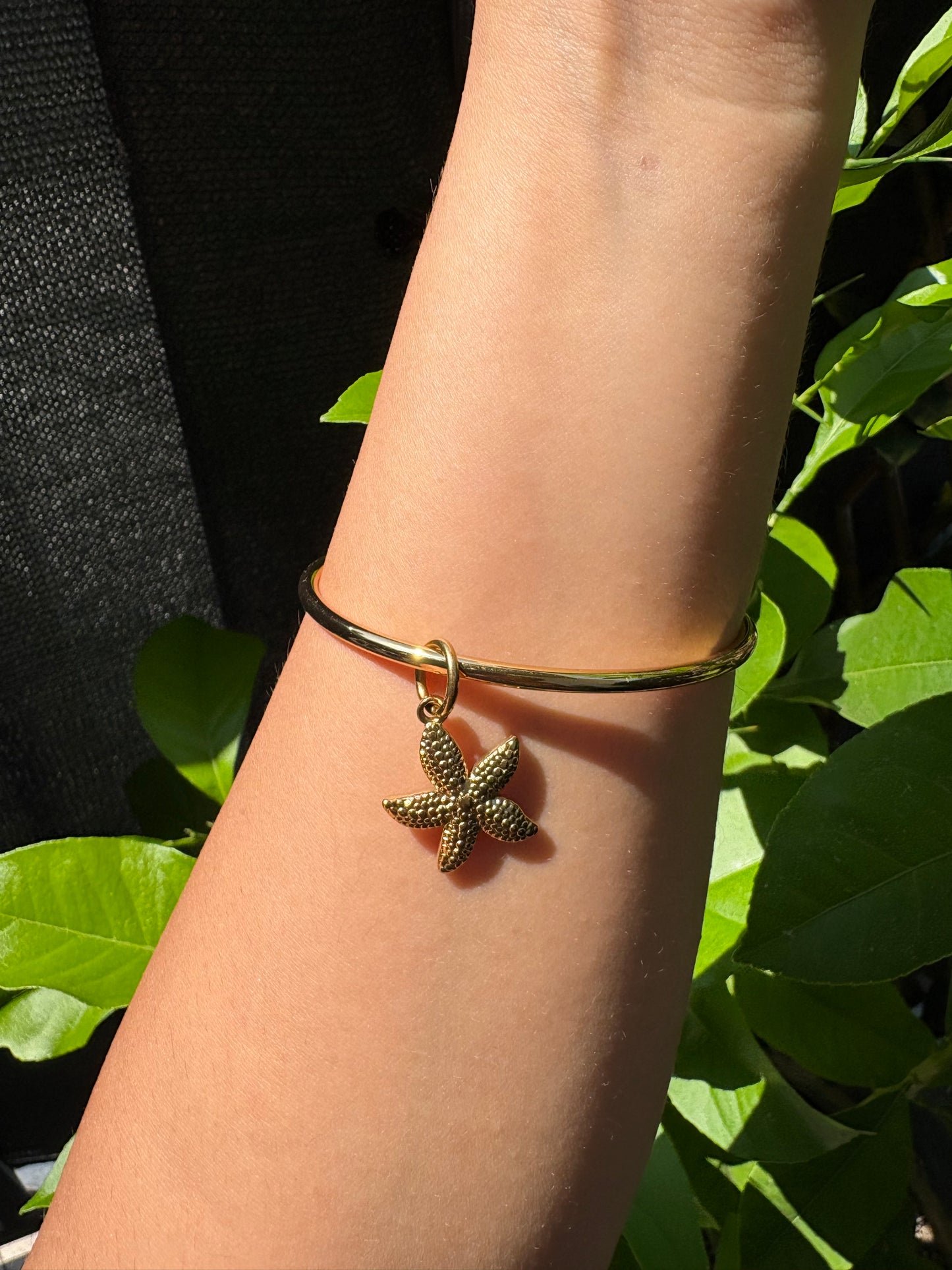 Bracelet jonc coquillage doré