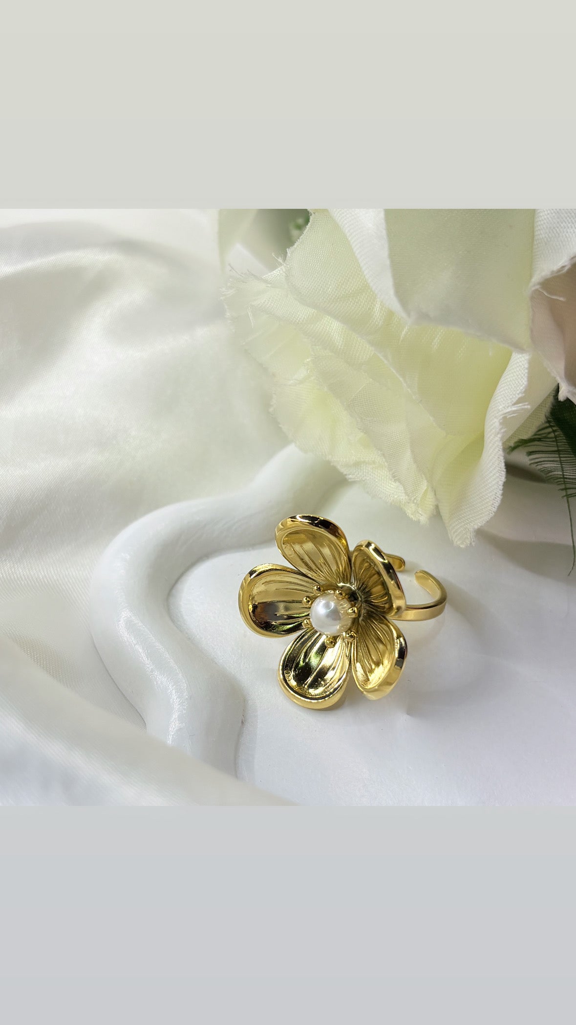 Bague fleur et perle doré
