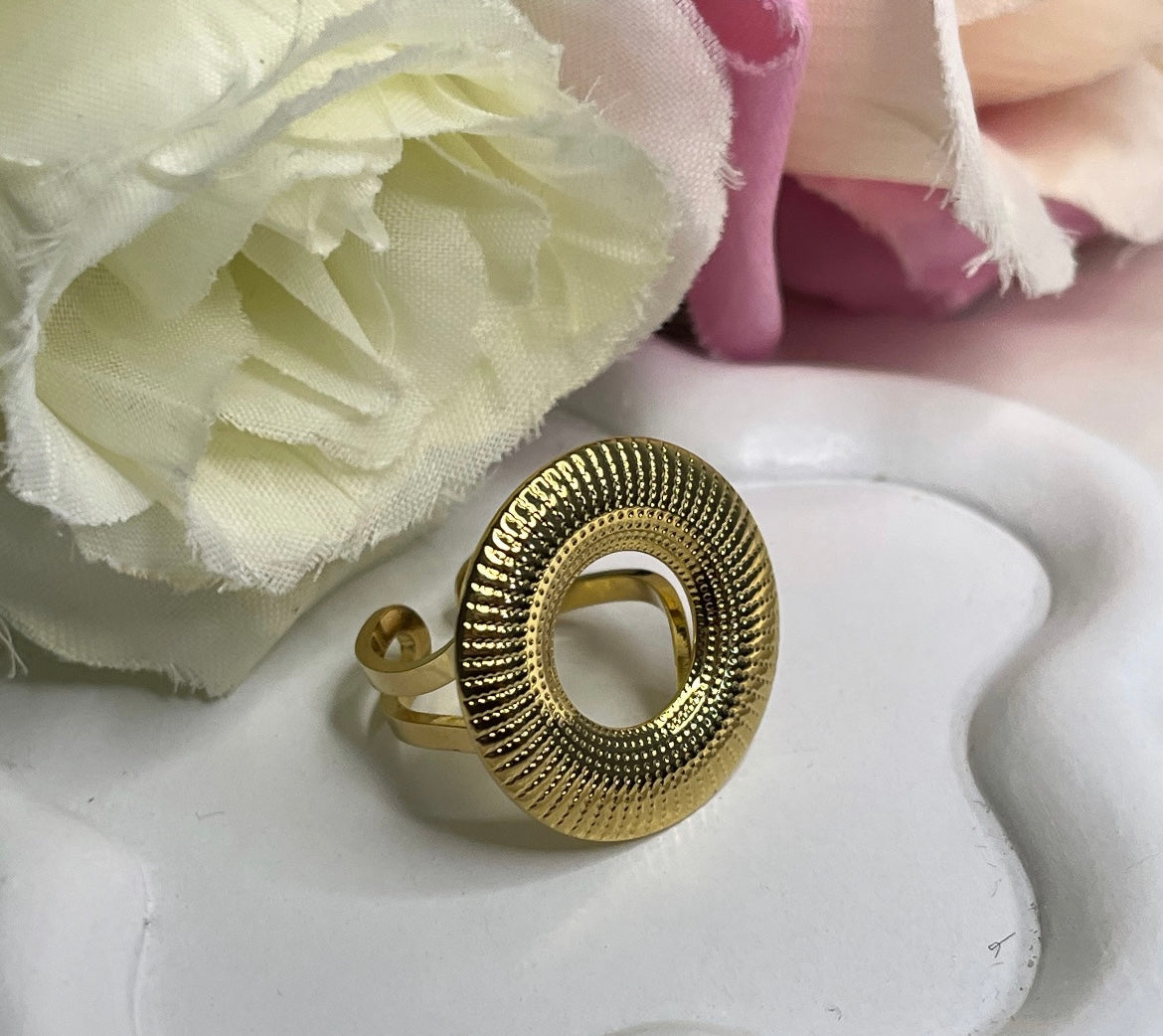Bague ronde à motif doré