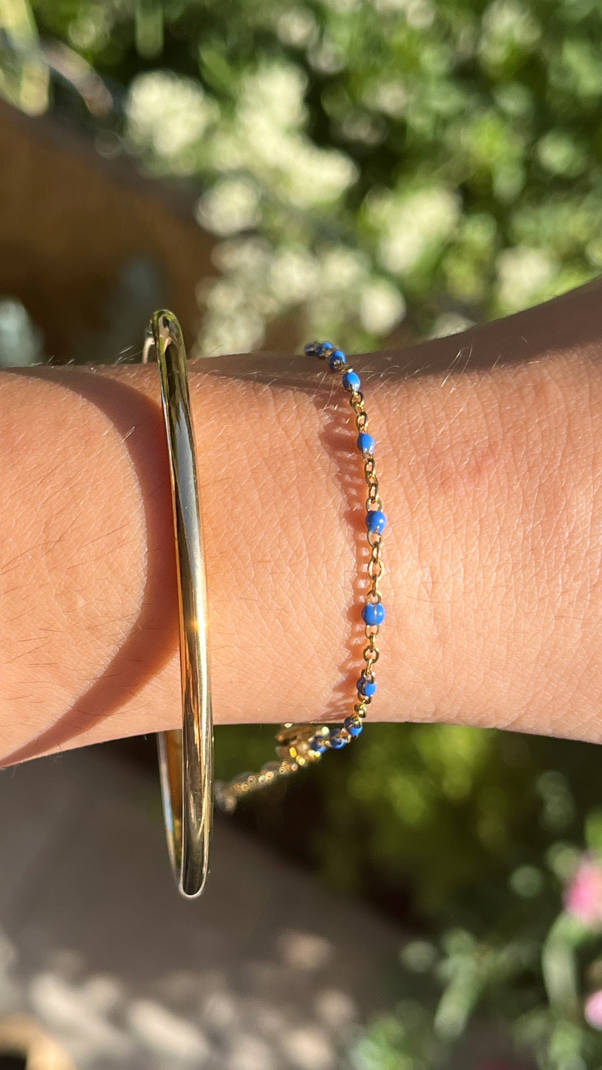 Bracelet doré et perle bleu